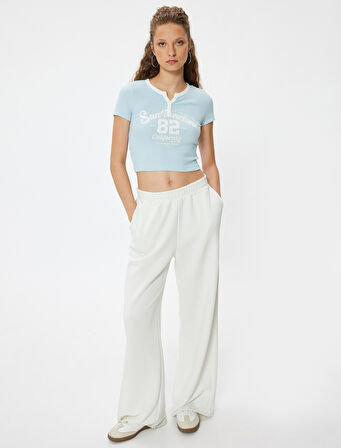 Crop Tişört V Yaka Düğmeli Kolej Baskılı Kısa Kollu Slim Fit