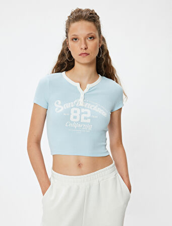 Crop Tişört V Yaka Düğmeli Kolej Baskılı Kısa Kollu Slim Fit