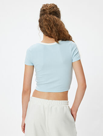 Crop Tişört V Yaka Düğmeli Kolej Baskılı Kısa Kollu Slim Fit