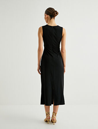 Pencere Detaylı Uzun Elbise Kolsuz Metal Aksesuar Detaylı Yırtmaçlı