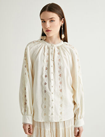 Koton X Melis Ağazat - Dantelli Düğmeli Hakim Yaka Bluz