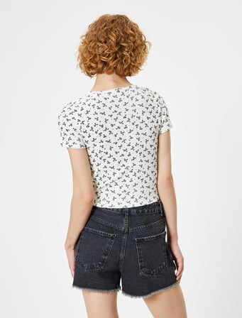 Crop Tişört Kısa Kollu Çiçekli V Yaka Düğmeli Slim Fit