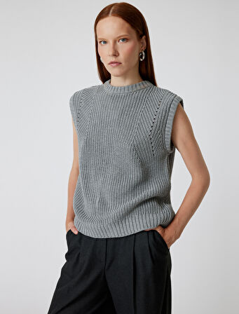 Yuvarlak Yaka Arkası Pencere Detaylı Triko Süveter