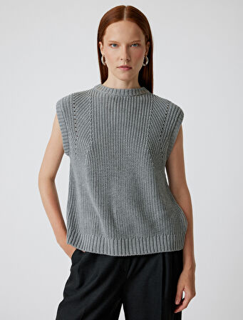 Yuvarlak Yaka Arkası Pencere Detaylı Triko Süveter