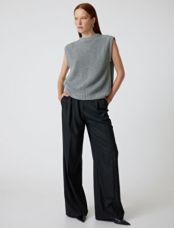 Yuvarlak Yaka Arkası Pencere Detaylı Triko Süveter