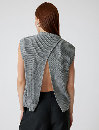 Yuvarlak Yaka Arkası Pencere Detaylı Triko Süveter