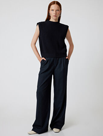 Yuvarlak Yaka Arkası Pencere Detaylı Triko Süveter