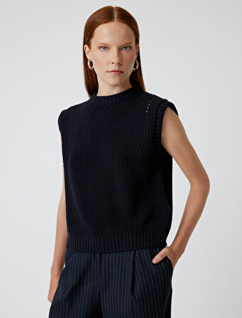 Yuvarlak Yaka Arkası Pencere Detaylı Triko Süveter