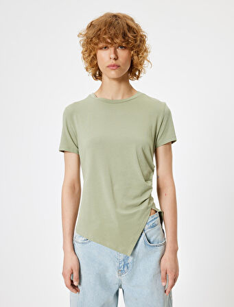 Kısa Kollu Tişört Bisiklet Yaka Yırtmaç Detaylı Asimetrik Kesim