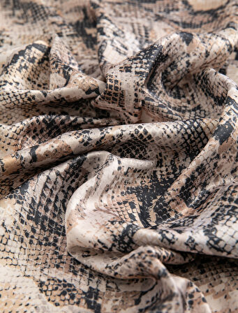 Fular Kare Yılan Derisi Desenli