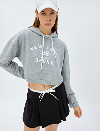 Crop Kapşonlu Sweatshirt Kolej Temalı Baskılı Üç İplik Rahat Kalıp