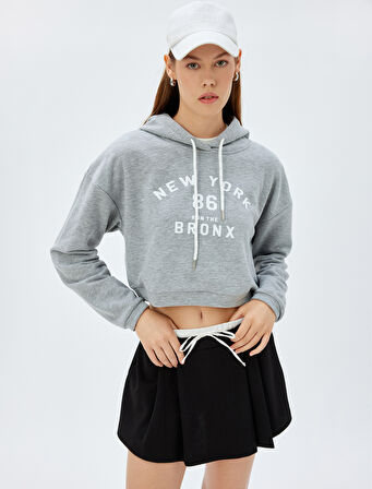 Crop Kapşonlu Sweatshirt Kolej Temalı Baskılı Üç İplik Rahat Kalıp
