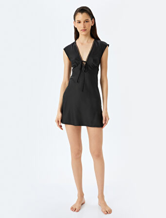 Önden Bağlama Detaylı  V Yaka Kolsuz Mini Saten Gecelik