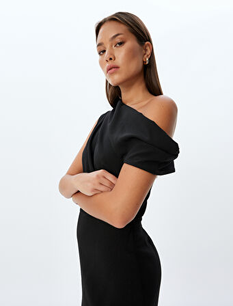 Uzun Gece Elbisesi Tek Omuz Asimetrik Yaka Önden Yırtmaç Detaylı Krep Kumaş