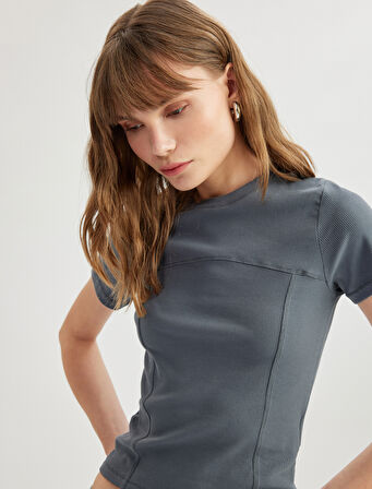 Pamuklu Dikiş Detaylı Bisiklet Yaka Kısa Kollu Tişört