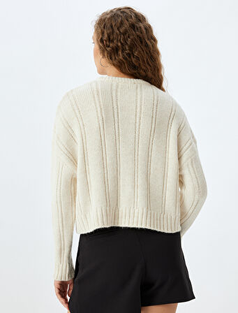 Bisiklet Yaka Saç Örgü Dokulu Yıpratılmış Triko Kazak