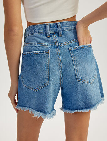Yıpranmış Püsküllü Düğmeli Denim Şort