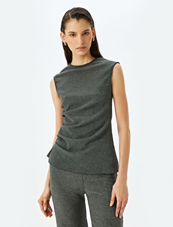 Yuvarlak Yaka Drape Detaylı Asimetrik Kolsuz Tişört