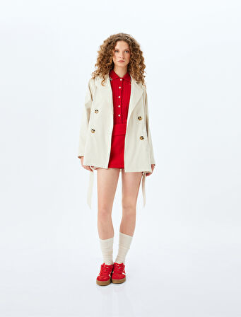 Kruvaze Yaka Düğmeli Kemerli Cep Detaylı Kısa Trençkot