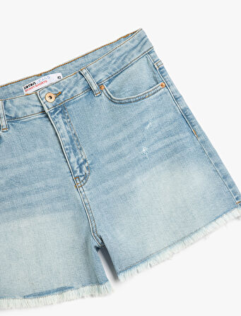 Rahat Kesim Yıpratma Detaylı Denim Şort