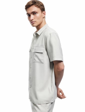 Düğmeli Klasik Yaka Kapaklı Cep Detaylı Rayon Regular Fit Viskon Kısa Kollu Gömlek