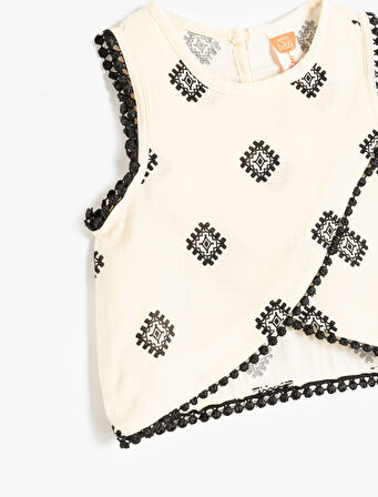 Pamuklu Nakış Detaylı Kolsuz Asimetrik Crop Bluz