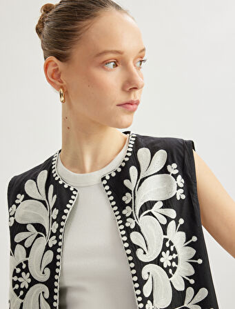 Aplike Nakışlı Bisiklet Yaka Kolsuz Crop Yelek