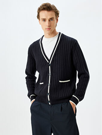 Düğmeli Cepli Çizgi Detaylı V Yaka Triko Hırka