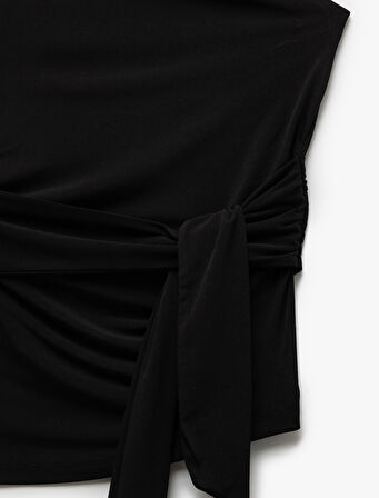 Kolsuz Bağlama Detaylı Asimetrik Drape Detaylı Tek Omuz Bluz