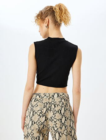 Dik Yaka Metal Aksesuarlı Slim Fit Kolsuz Bluz