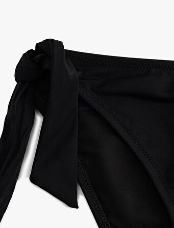 Astarlı Yanları Bağlama Detaylı Bikini Altı