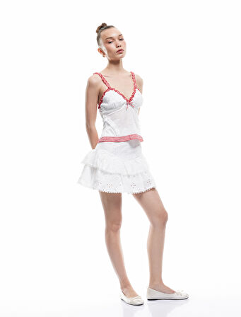 V Yaka Dantel Detaylı Dar Kesim Askılı Bluz