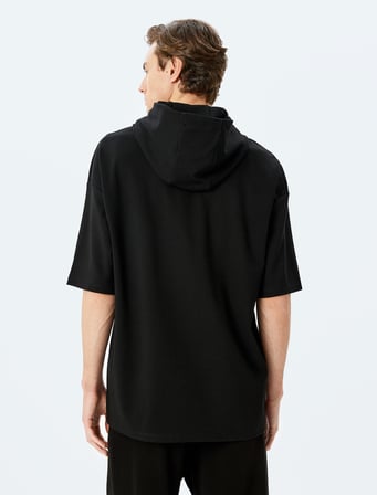 Kapşonlu İşlemeli Şardonlu Kısa Kollu Oversize Spor Sweatshirt