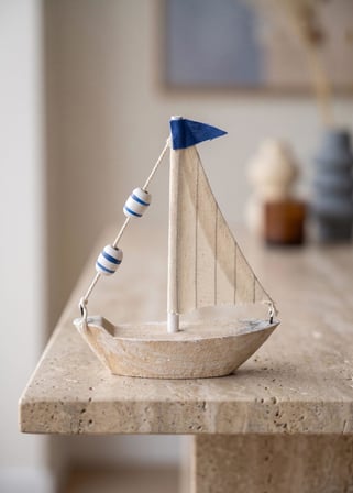 The Mia Marin Keten Yelkenli ve Mavi Bayraklı Biblo 14 cm