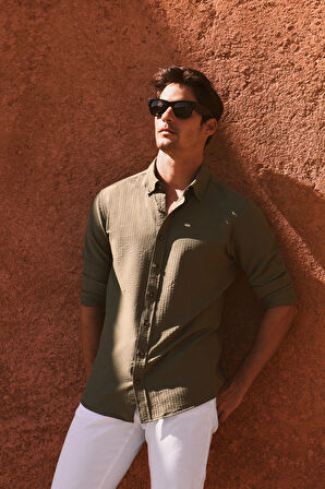 Slim Fit Dar Kesim Keten Görünümlü Gofre Desenli Düğmeli Yaka Gömlek