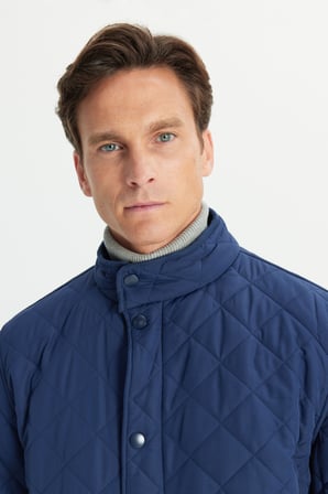 Standart Fit Normal Kesim Dik Yaka Kapitone Desenli Overcoat