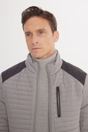 Standart Fit Normal Kesim Kapitone Desenli Dik Yaka Fermuarlı Yan Cep Şişme Mont