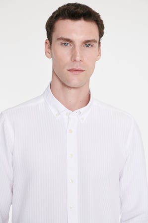 Slim Fit Dar Kesim Düğmeli Yaka Armürlü Gofre Desenli Gömlek