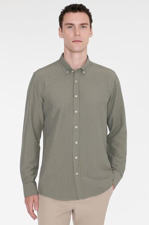 Slim Fit Dar Kesim Düğmeli Yaka Armürlü Gofre Desenli Gömlek