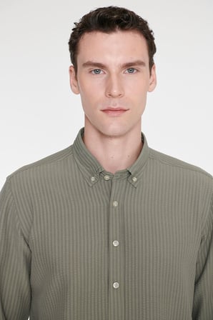Slim Fit Dar Kesim Düğmeli Yaka Armürlü Gofre Desenli Gömlek
