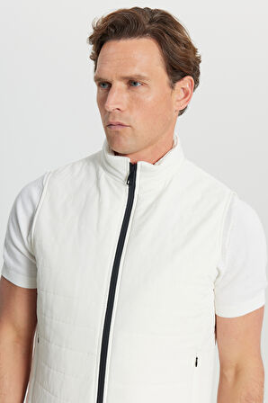 İnce Dolgulu Standart Fit Normal Kesim Dik Yaka Cepli Travel Yelek