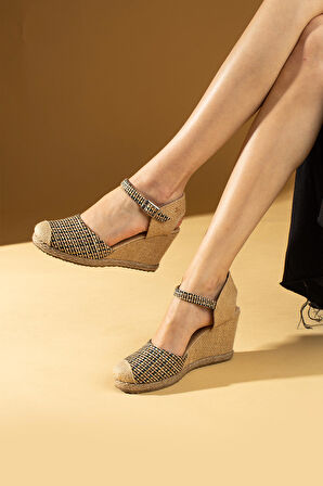 Pembe Potin Nakışlı Hasır Dolgu Taban Önü Kapalı Kadın Sandalet 69-71-24Hasır