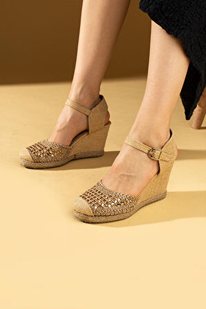 Pembe Potin Hasar Sargılı Dolgu Topuklu Dantel Detaylı Kadın Sandalet 69-74-24