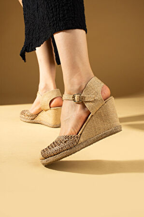 Pembe Potin Hasar Sargılı Dolgu Topuklu Dantel Detaylı Kadın Sandalet 69-74-24