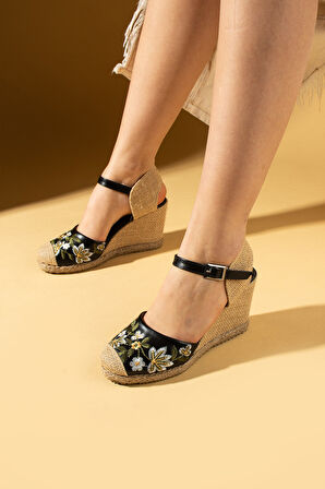 Pembe Potin Çiçek Desenli Hasır Dolgu Taban Önü Kapalı Kadın Sandalet 69-71-24Çiçek