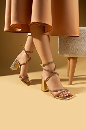 Pembe Potin Çapraz Bantlı Taşlı Tokalı Kalın Topuklu Kadın Ayakkabı 001-897-25Rugan