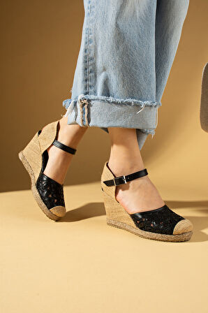 Pembe Potin Çiçek Desenli Hasır Dolgu Taban Önü Kapalı Kadın Sandalet 69-76-25