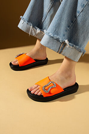 Pembe Potin Parlak Taşlı Toka Detaylı Comfort Taban Kadın Terlik 59-73-25