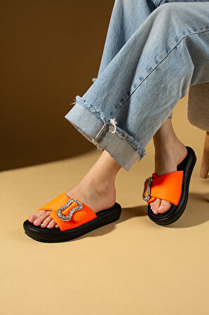 Pembe Potin Parlak Taşlı Toka Detaylı Comfort Taban Kadın Terlik 59-73-25