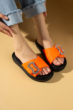 Pembe Potin Parlak Taşlı Toka Detaylı Comfort Taban Kadın Terlik 59-73-25